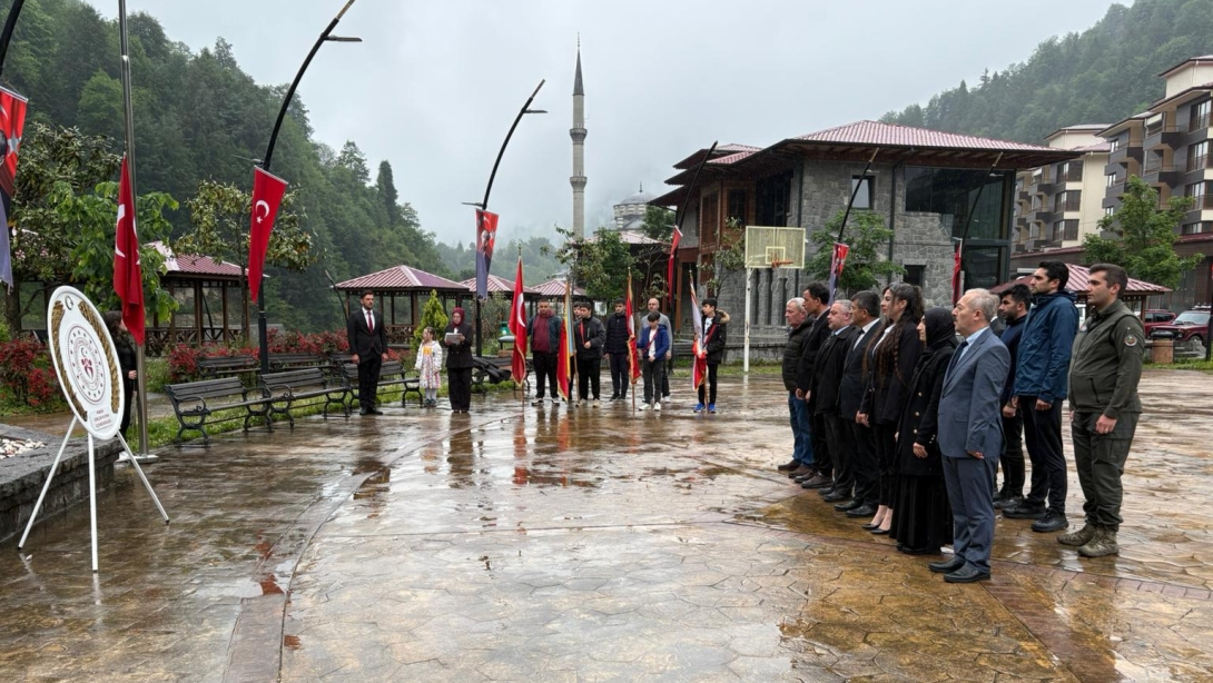 19 Mayıs Atatürk'ü Anma, Gençlik ve Spor Bayramı Gençlik Haftası Etkinlikleri Kapsamında Çelenk Sunma Töreni Gerçekleştirildi.